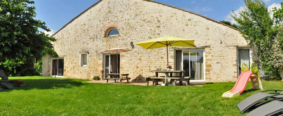 Location de vacances pour 9 personnes, avec jardin ainsi que vue et piscine, animaux acceptés à Saint-Hilaire-la-Forêt - 2