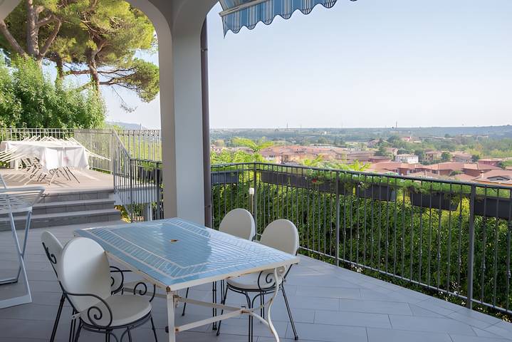 Room 'Stanza in Villa Magica' with Wi-Fi and Air Conditioning in Credaro, Prealpi Bergamasche Orientali