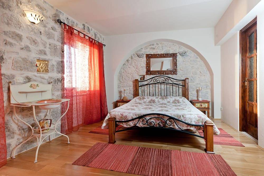 Last minute for June - romantic villa with pool and Bbq, 6 min from the sea in Podgora, Makarska Riviera