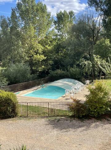 Gîte pour 2 personnes, avec terrasse et piscine dans l' Aveyron