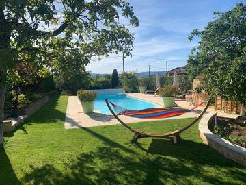 Gîte pour 2 personnes, avec piscine ainsi que vue et jardin à Sarcey