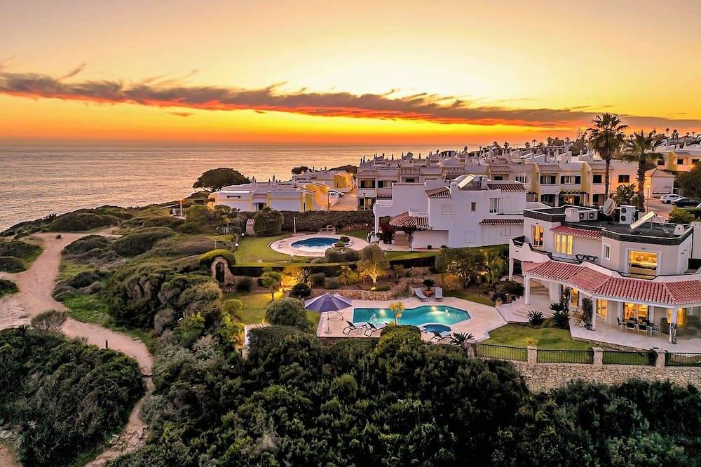 Algarve Villa with Pool, Jacuzzi and Benagil Views in Lagoa, Faro Distrikt