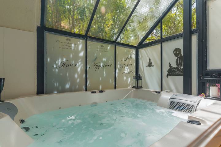 Vacation rental for 4 people, with hot tub and yard, kid friendly in Aix-en-Provence