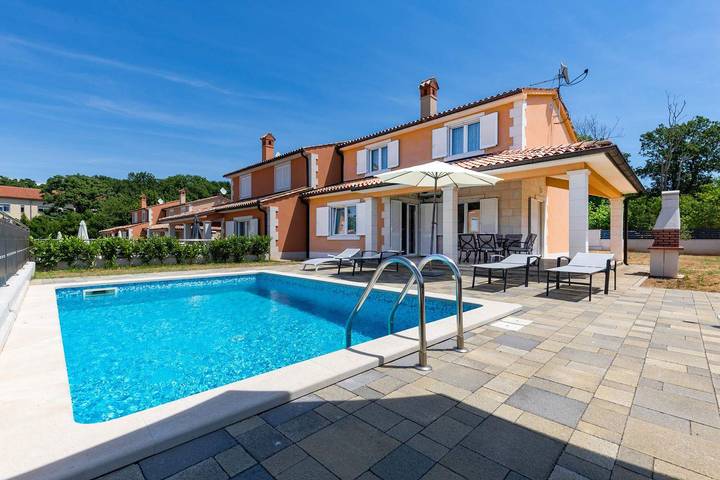Ferienhaus für 8 Personen, mit Garten und Terrasse sowie Pool, mit Haustier in Pula