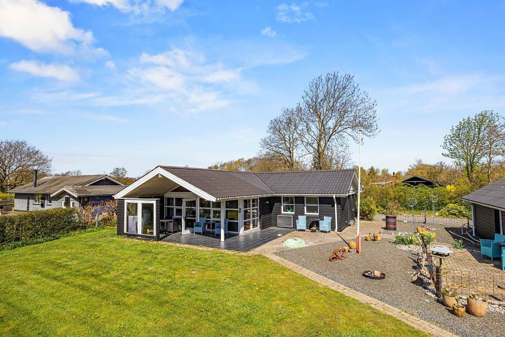 Einladendes Ferienhaus mit Kamin in Bork Havn in Bork Havn, Ringkøbing Fjord