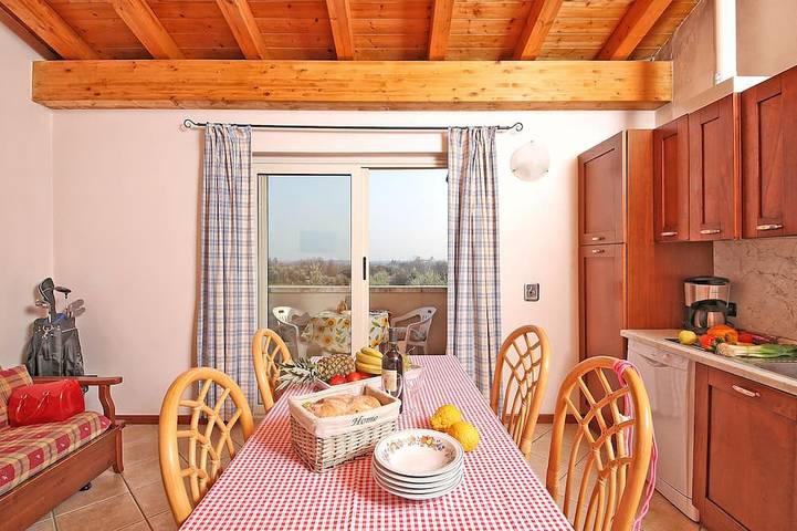 Agriturismo per 4 persone, con giardino e piscina nonché balcone in Salò