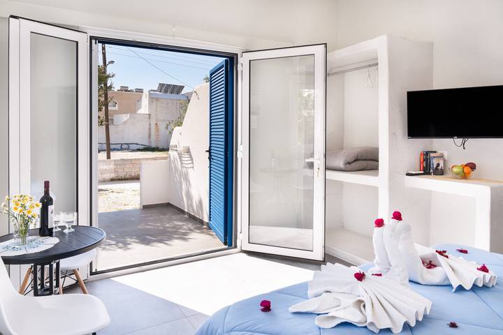 Vacation rental for 2 people, with Balcony and Yard in Santorini