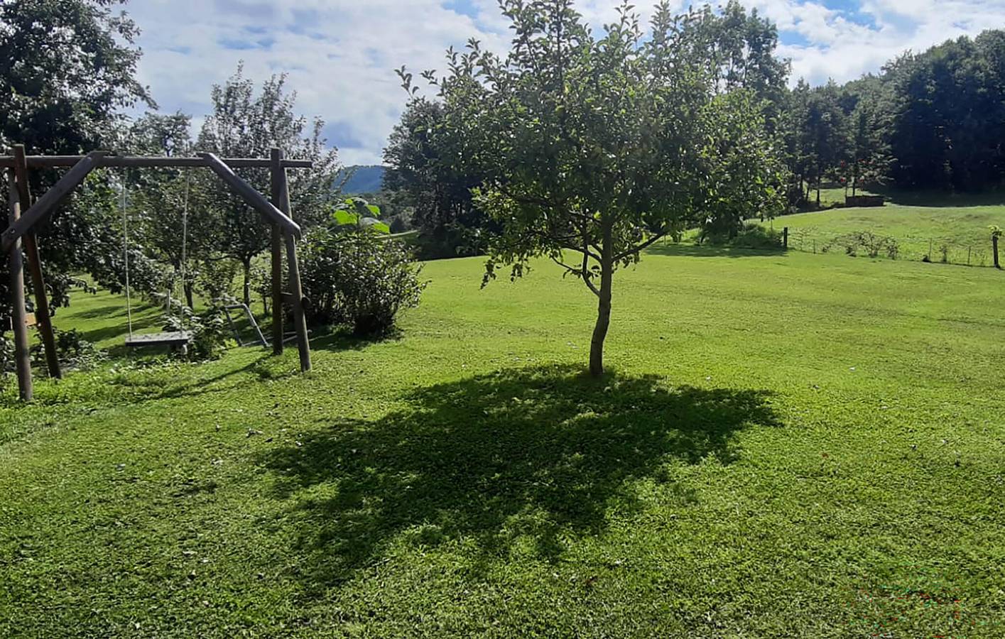 Gemütliche 70 m² große Wohnung mit Terrasse, WLAN, Parkplatz und Grill in Lika-Senj