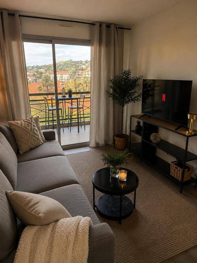 Gîte pour 4 personnes, avec Balcon et Terrasse ainsi que Piscine et Vue dans Office De Tourisme Cannes La Bocca