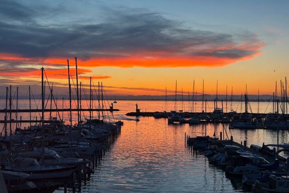 Apartamento entero, Panoramic view of the Port - Quiet & Comfortable for 2 to 4 Pers in Port Camargue, Le Grau-du-Roi