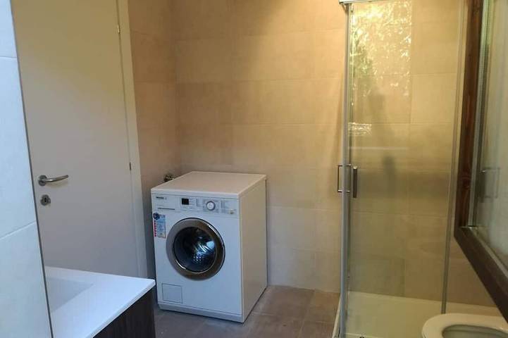 Apartamento entero, Flat with garden in quiet green neighborhood, 2 bikes, storage, private parking in Riva del Garda, Montañas Garda