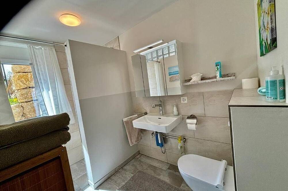 West-Side doubleroom + Singlebed/shower Wc/outside veranda/Castel & Garden view in Zullwil, Kanton Solothurn