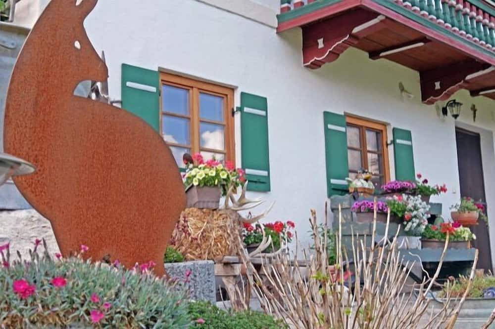 Ganze Wohnung, Ferienwohnung 1, bis 5 Personen, 65 qm, 2 separate Schlafzimmer in Schleching, Bayerische Alpen