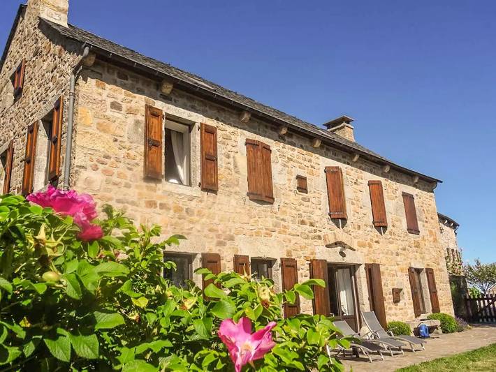 Location de vacances pour 8 personnes, avec piscine et jardin dans L'Aubrac