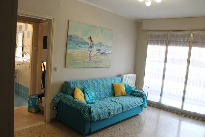 Appartamento intero, Appartamento 'Favola Bella' con terrazza privata, Wi-Fi e aria condizionata in Bardolino, Prealpi Gardesane