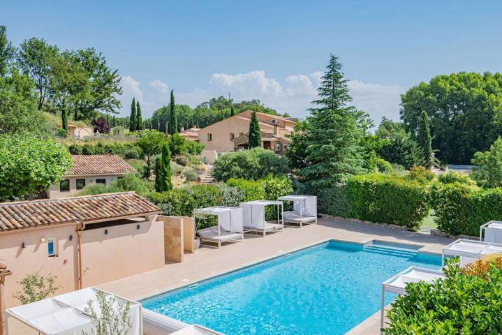 Hôtel pour 2 personnes, avec sauna et jacuzzi ainsi que jardin et piscine, animaux acceptés