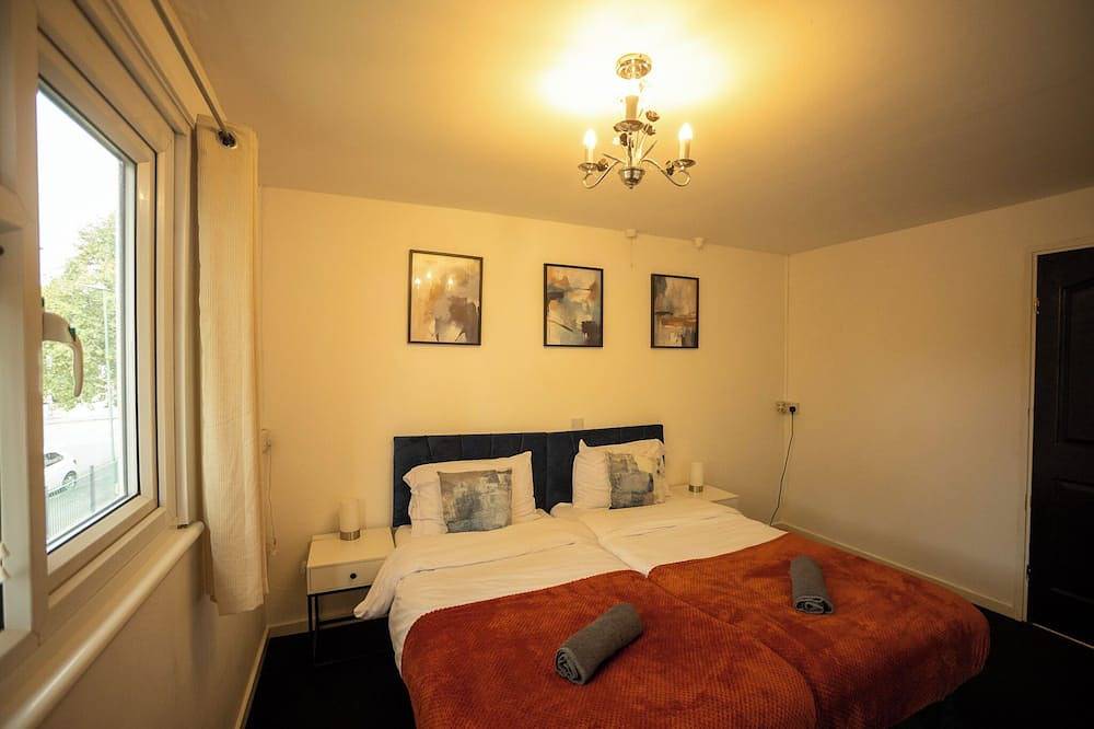 Entire apartment, Apt in Central Location -  Free Parking in Walsall, Birmingham Area