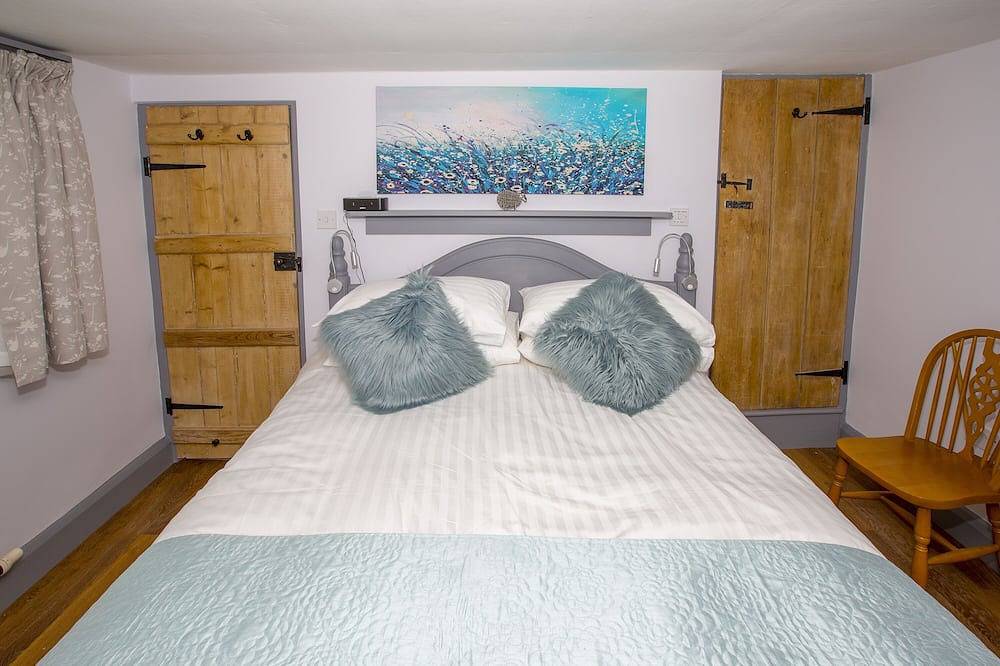 Luxury cottage, 15 minutes to beach, stunning garden views, two min walk to town in Beaminster, Dorset