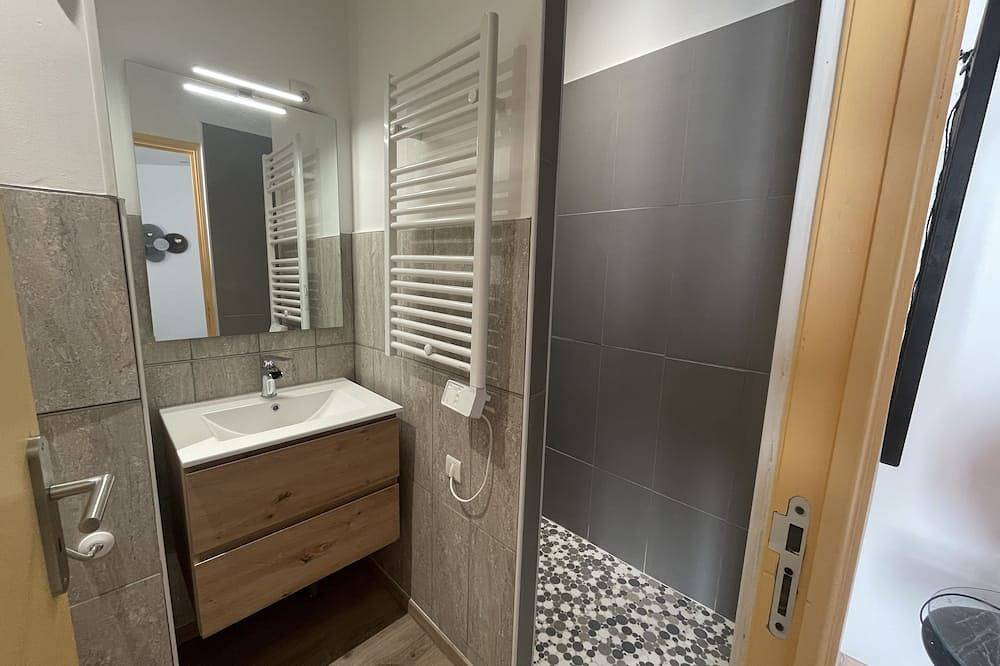 Appartement entier, Lovely studio at the first floor downtow in Eyragues, Région d'Arles