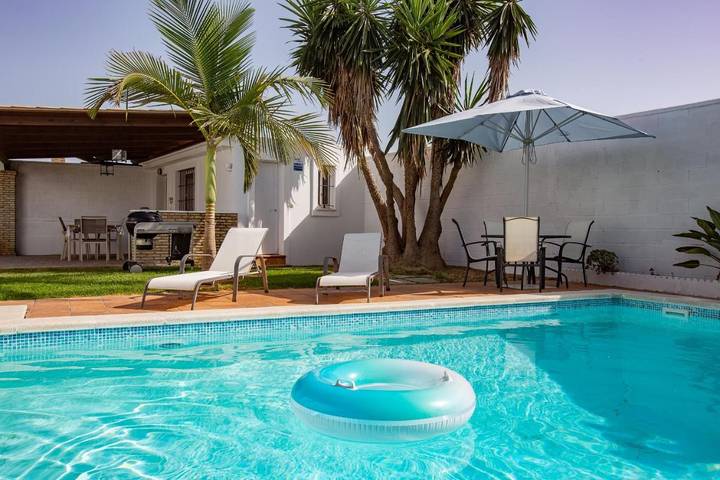 Chalet para 13 personas, con Balcón y Terraza además de Jardín y Piscina en Costa Noroeste
