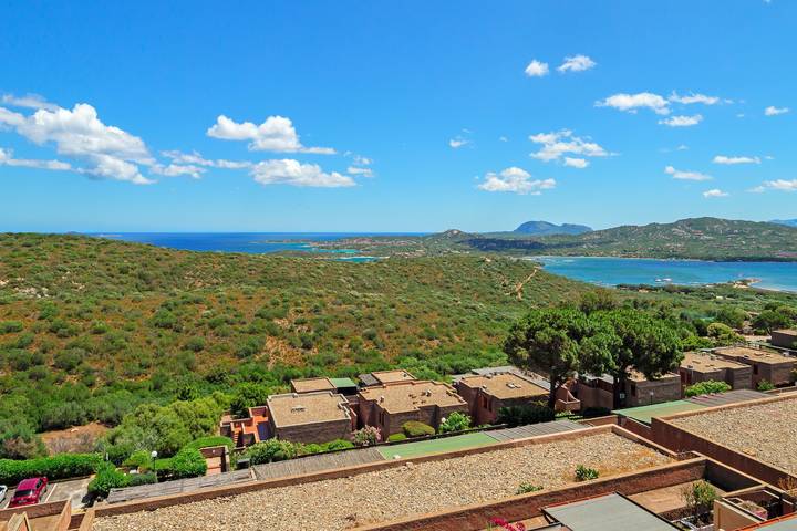 Appartamento intero, Appartamento 'Casa Ioana' con terrazza privata, balcone e aria condizionata in Cugnana Verde, Olbia