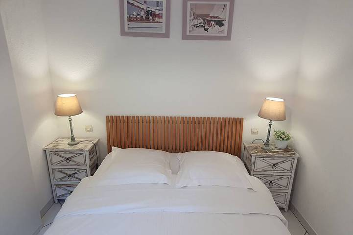 Gîte pour 3 personnes, avec Terrasse ainsi que Jardin et Piscine dans Le Tanet - 4