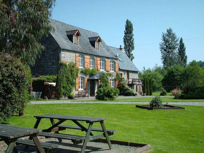 Gîte pour 12 personnes, avec Piscine à Chérencé-le-Roussel