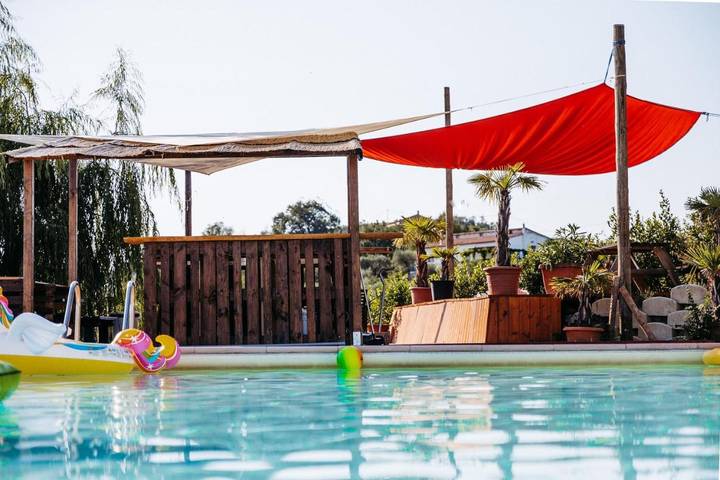 Campeggio per 6 persone, con giardino e piscina, con animali domestici nelle Marche