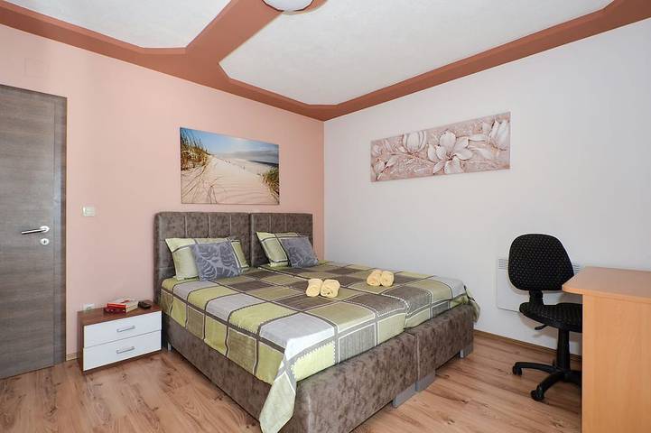 Appartement entier, Arte, appt spacieux avec vue sur la mer, 4 + 1 personnes, à 80m de la plage in Trogir, Split-Dalmatie