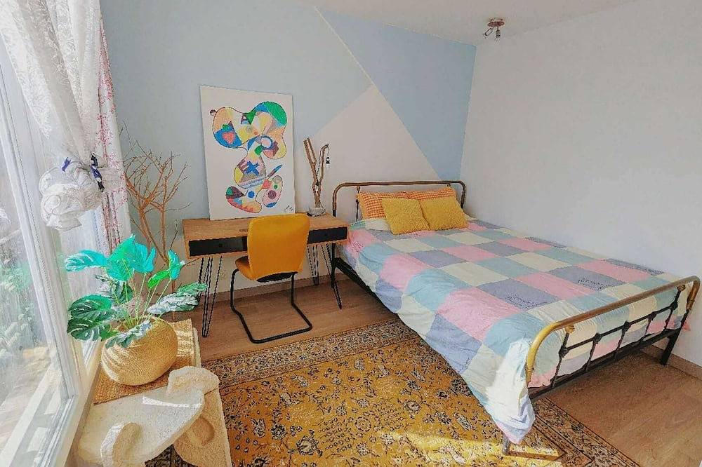 Quiet independent room with private bathroom/Wc, garden access, near Paris Orly in Savigny-sur-Orge, Essonne