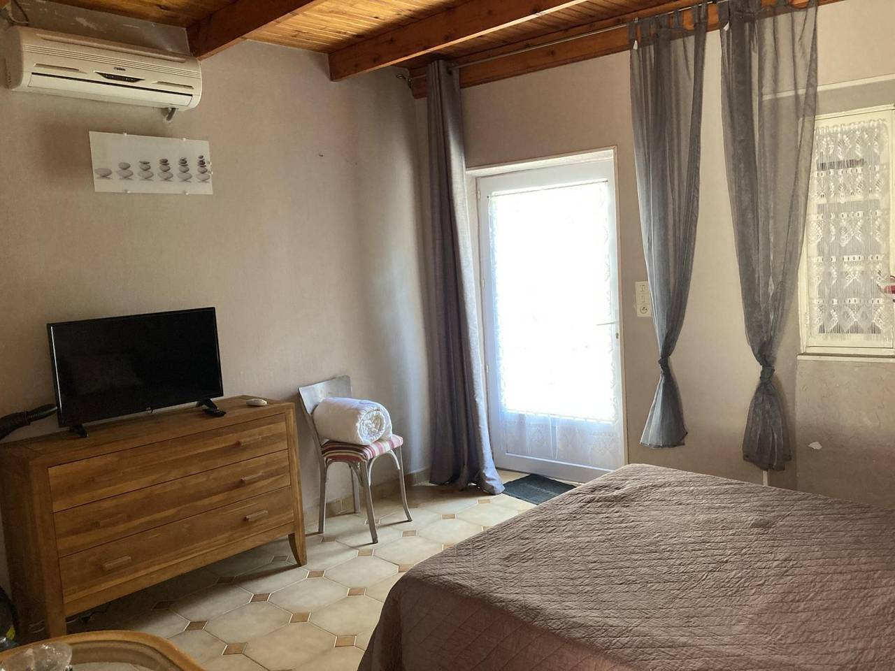 Gîte « Les Combes » avec piscine partagée, Wi-Fi et climatisation in Chauzon, Ardèche