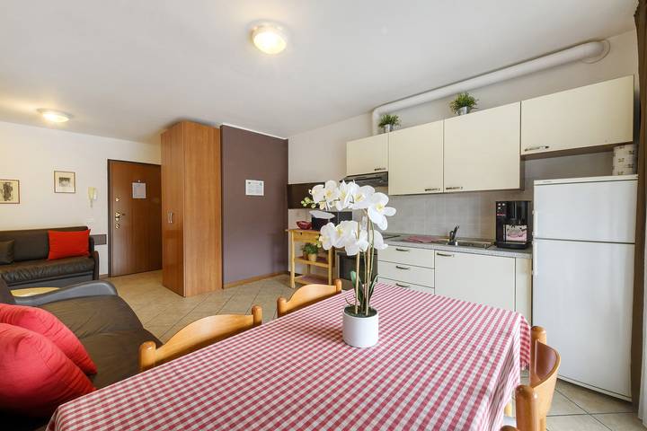 Entire studio, Studio 'Como's Lake Mountains Beb' with Mountain View, Private Terrace & Wi-Fi in Cremeno, Comune di Cremeno