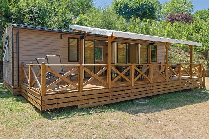 Caravane pour 6 personnes, avec terrasse ainsi que sauna et balcon/terrasse dans l' Aveyron