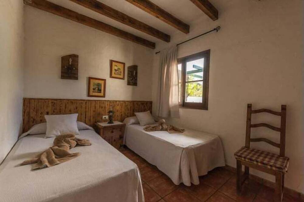 Ganze Wohnung, Ferienwohnung in Frontera: Pool, Kamin & Tennis in Las Toscas, Frontera