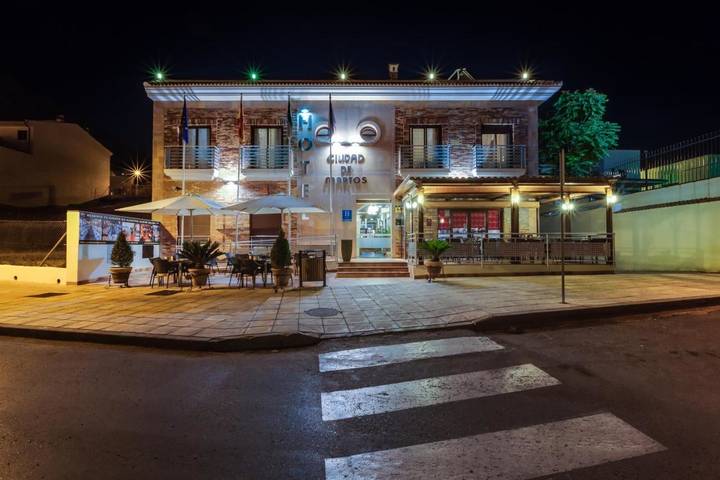 Hôtel pour 3 personnes, avec Balcon ainsi que Terrasse et Vue à Martos