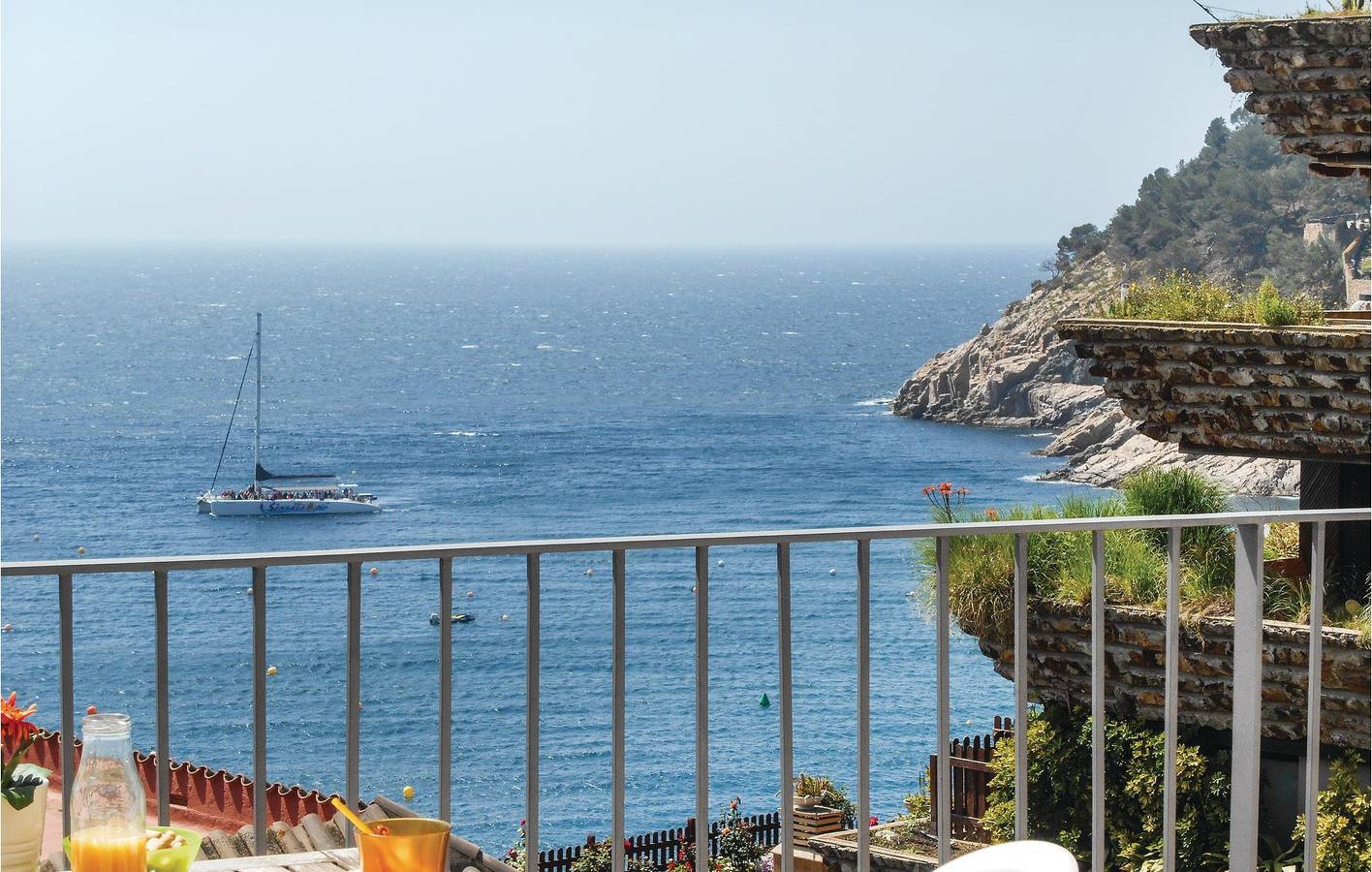 Entire holiday apartment, Cozy Cala Pola Apartment with AC, Parking & Terrace in Tossa de Mar, Costa Brava