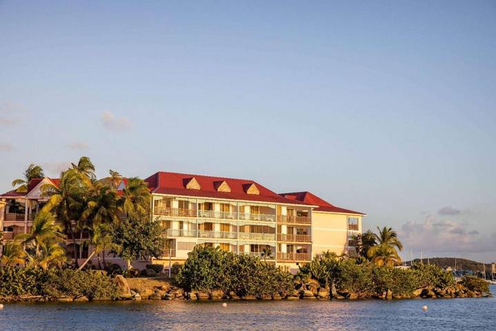 Hôtel pour 2 personnes, avec vue sur le lac et jardin ainsi que vue et piscine