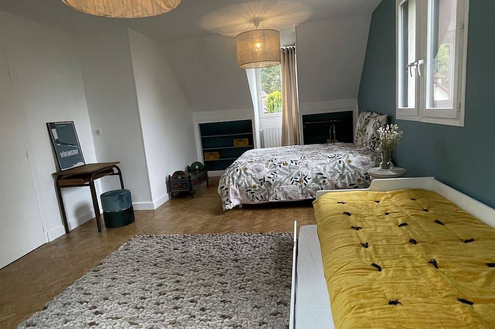 Renovated country property with fireplace, near forest in Le Mont-Saint-Adrien, Oise