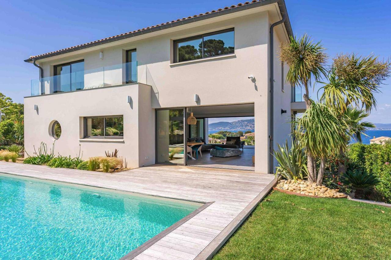 Villa Palma Giens - Vue Mer Panoramique -Piscine Chauffée Mai à Septembre- 4 chambres -Garage in La Madrague, Hyeres