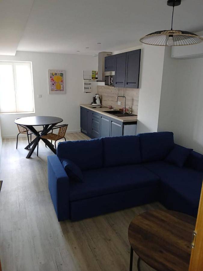 Appartement entier, One-Bedroom Apartment in Marlieux, Région de Bourg-en-Bresse