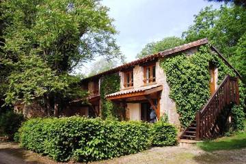 Gîte pour 11 personnes, avec jardin et piscine ainsi que sauna et jacuzzi à Gavaudun