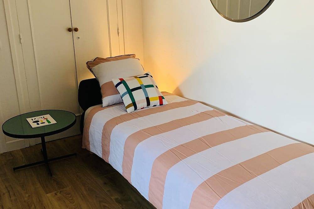 Entire apartment, \"L'Etale\", apartment with terrace in the heart of the city center. 2 steps from the lake in Lake Hossegor, Hossegor
