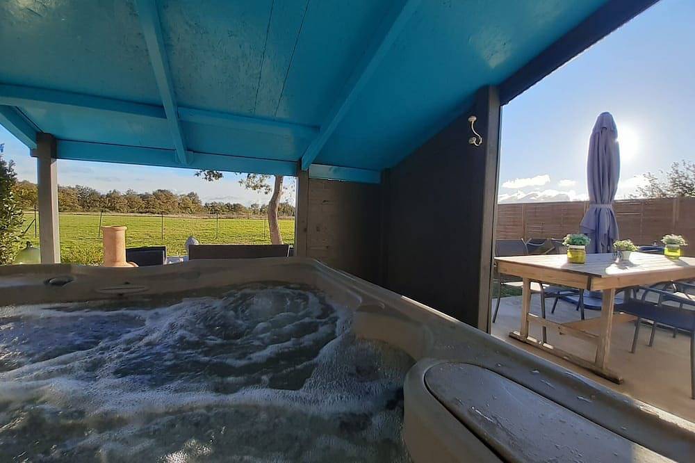 Escapada Relajante: Gîte con Spa Privado en Naturaleza del Marais Breton-Vendéen in Sallertaine, Vandea