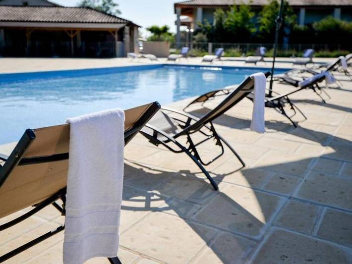 Camping pour 4 personnes, avec balcon et bassin pour enfant