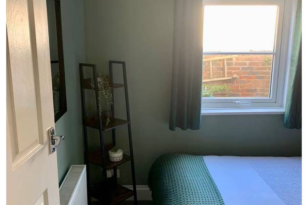 Apartamento entero, Encantador apartamento de 2 dormitorios junto a la estación de Worthing, cerca de la ciudad y del paseo marítimo. in Worthing, Sussex Occidental