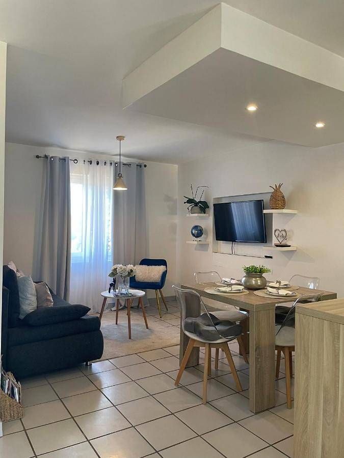 Appartement entier, Two-Bedroom Apartment in Saint-Jean-de-Bournay, Région de Vienne