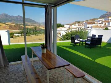 Casa rural para 14 personas, con terraza además de piscina y vistas en Montecorto