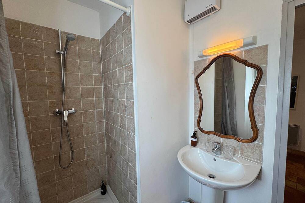 Apartamento entero, West Studio – Vineyard Room Château Barbebelle - Rognes-Near to Aix en Provence in Rognes, Region de Aix-en-Provence