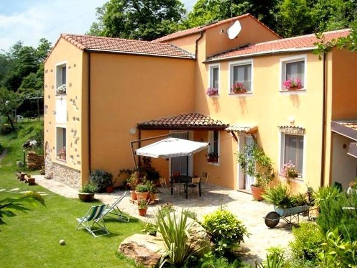 Agriturismo per 6 persone, con piscina e terrazza nonché giardino, con animali domestici in Provincia di Savona