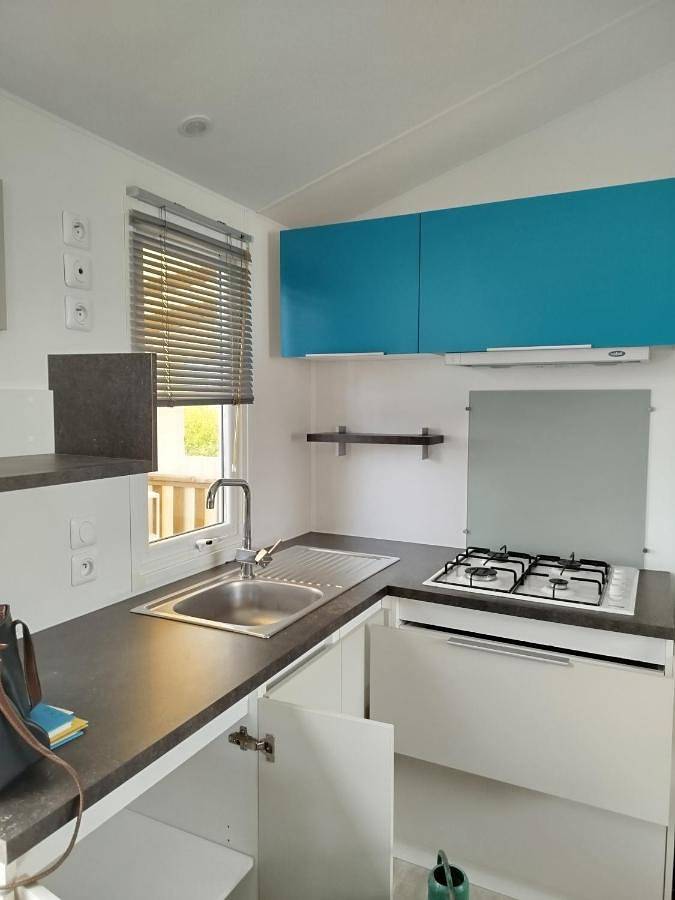 Mobilhome avec terrasse couverte à 800 m de la plage in Saint-Cast-le-Guildo, Région de Dinan